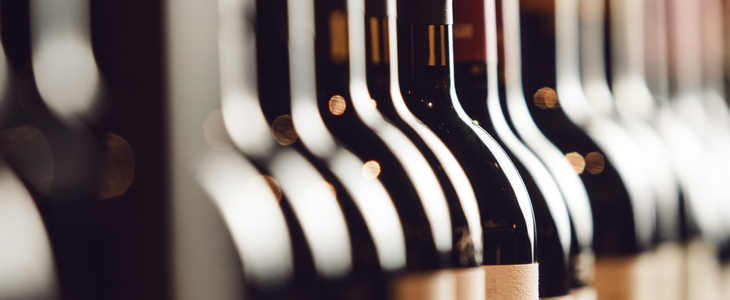 Elegantna lesena polica za vino in držalo za kozarce - Kuponko.si