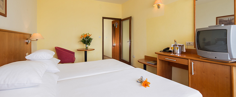 Hotel Zora, Primošten: morski oddih - Kuponko.si