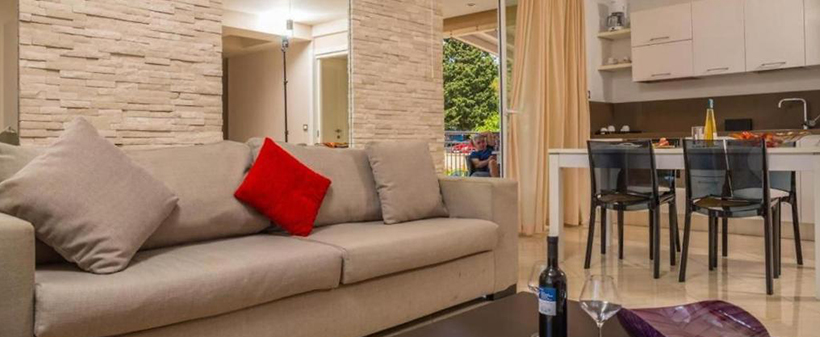 Tiffany & Prince apartmani, počitnice v Novalji na Pagu - Kuponko.si