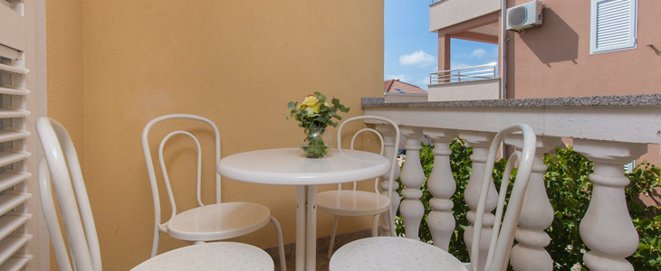 Villa Oaza - apartmaji v Vodicah - Kuponko.si