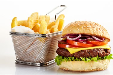 Gostilna P8: slasten burger in pomfri