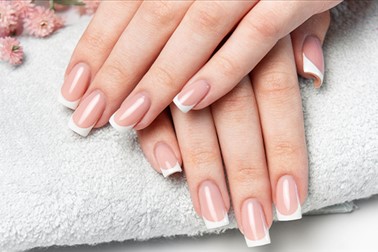 Profesionalna manikura s podaljševanjem nohtov