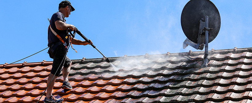 Profesionalno čiščenje strehe hiše, za osvežen videz - Kuponko.si