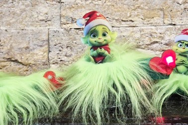 Grinč lesena figura na podstavku