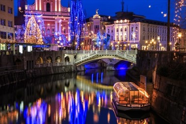 Čarobna vožnja po Ljubljanici z ogrevano ladjico