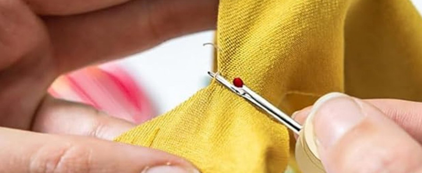 NeedleTool pripomoček za vdevanje niti in paranje - Kuponko.si