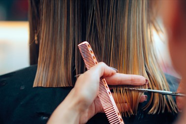 Salon Bella: žensko striženje in fen frizura