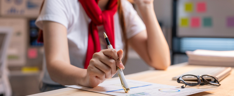 Crime organizator za pisala v črno-beli barvi - Kuponko.si