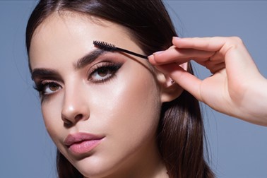 Minimalist beauty salon: trepalnice in obrvi