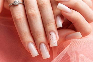 Profesionalna manikura s podaljševanjem nohtov