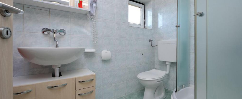 Ap. Bračić 3*, Sukošan: najem apartmaja z bazenom - Kuponko.si