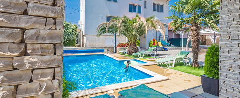 Ap. Bračić 3*, Sukošan: najem apartmaja z bazenom - Kuponko.si