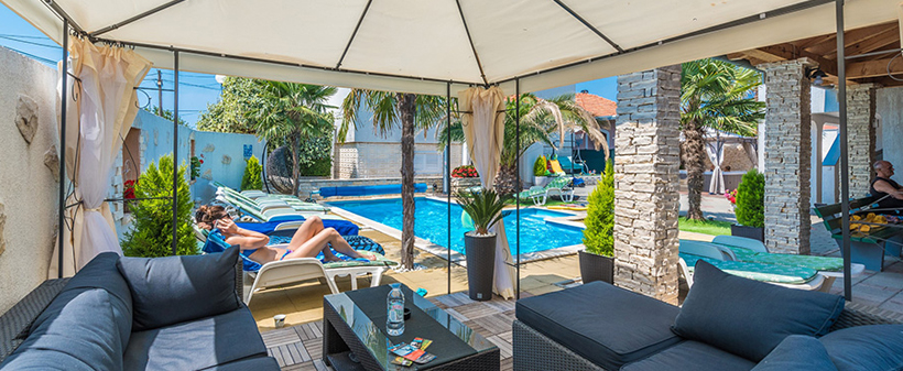 Ap. Bračić 3*, Sukošan: najem apartmaja z bazenom - Kuponko.si