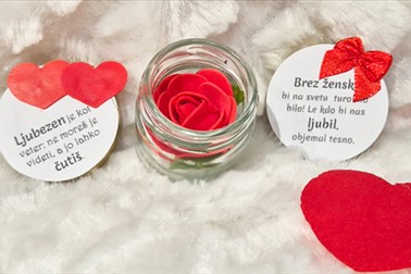 3× steklen lonček z dišečo umetno vrtnico!