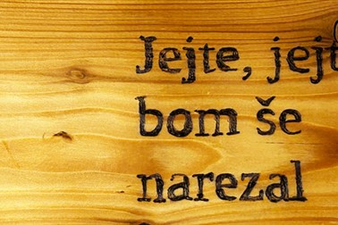 Lesena deska za narezke z ročno gravuro