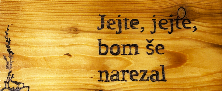 Lesena deska za narezke z ročno gravuro - Kuponko.si