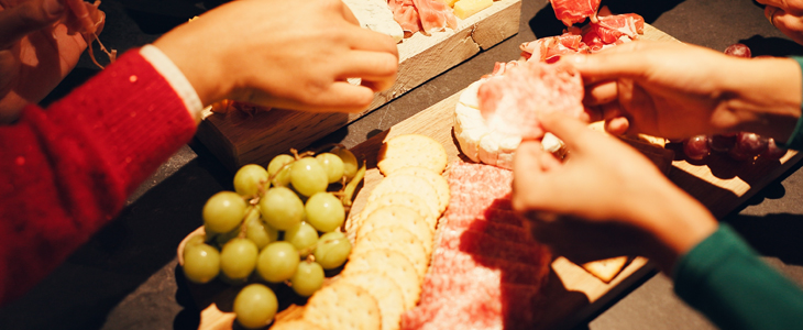 Lesena deska za narezke z ročno gravuro - Kuponko.si