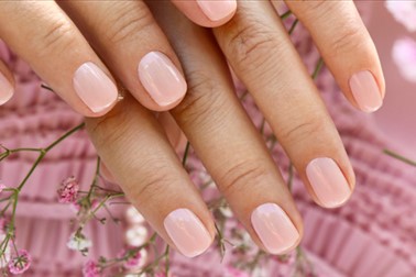 Minimalist beauty salon: BIAB manikura