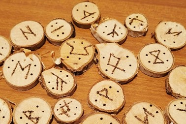 Komplet, ročno izdelane lesene rune