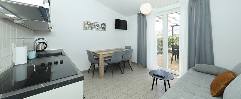 Vile Dalmacija 4*, Ugljan: oddih s polpenzionom - Kuponko.si