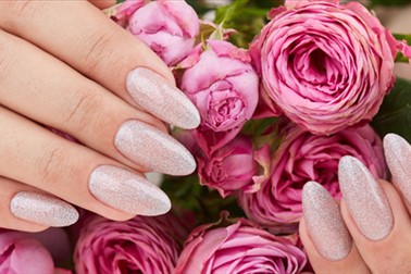 Minimalist beauty salon: Podaljševanje nohtov