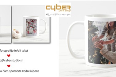 Skodelica z natisnjeno izvirno fotografijo ali tekstom