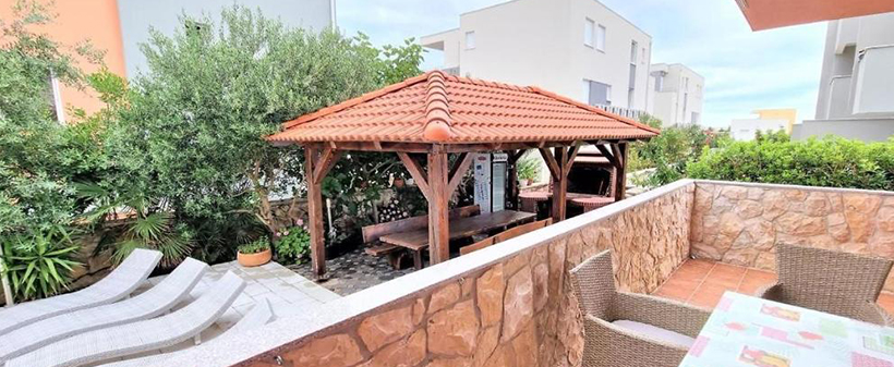 Tiffany & Prince apartmani, počitnice v Novalji na Pagu - Kuponko.si