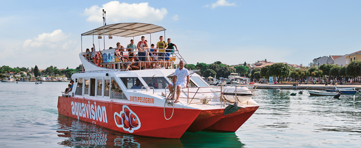Panoramski izlet s katamaranom Glasboat Aquavision - Kuponko.si