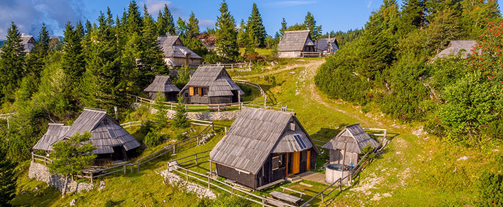 Velika planina resort, najem planinske koče - Kuponko.si