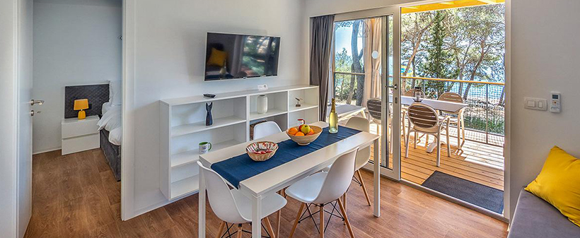 Pine beach resort, Pakoštane: mobilne hiške - Kuponko.si