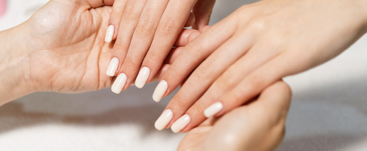 Minimalist beauty salon: Podaljševanje nohtov - Kuponko.si