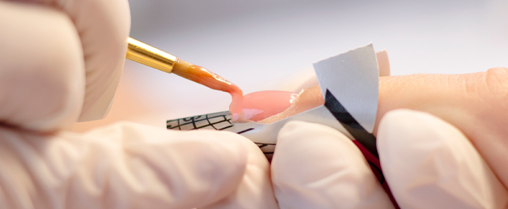 Minimalist beauty salon: Podaljševanje nohtov - Kuponko.si