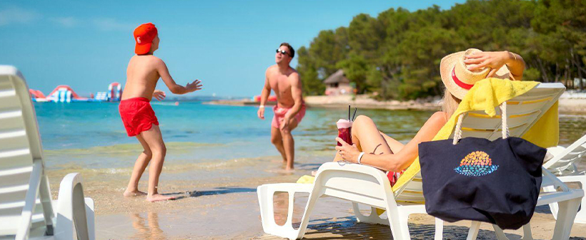 Pine beach resort, Pakoštane: mobilne hiške - Kuponko.si