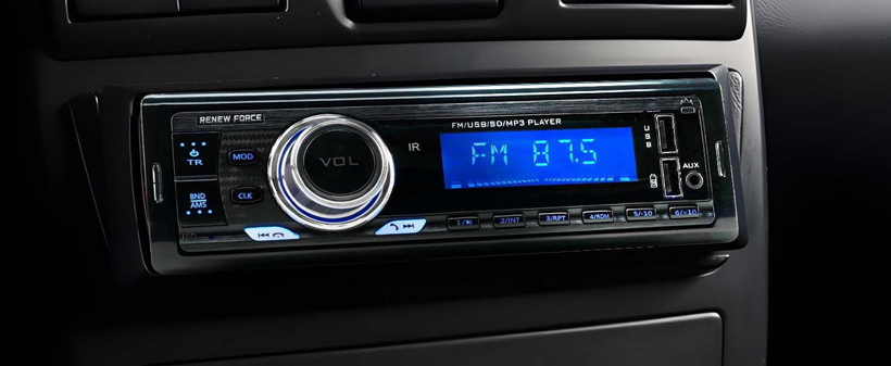 Kvaliteten LCD FM avtoradio s priloženim daljincem - Kuponko.si