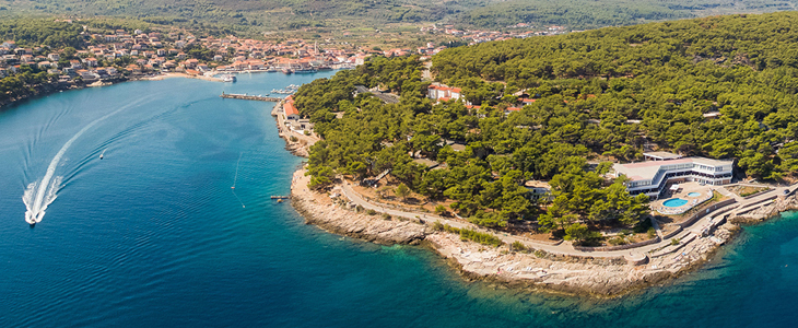 Fontana resort, Jelsa, Hvar: oddih v apartmaju - Kuponko.si