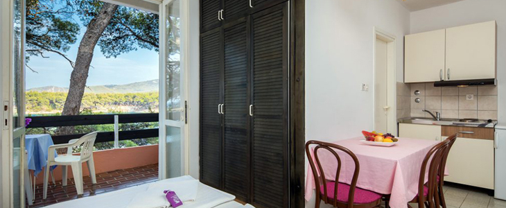 Fontana resort, Jelsa, Hvar: oddih v apartmaju - Kuponko.si