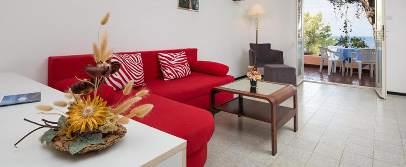 Fontana resort, Jelsa, Hvar: oddih v apartmaju - Kuponko.si