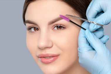 Minimalist beauty salon: oblikovanje obrvi