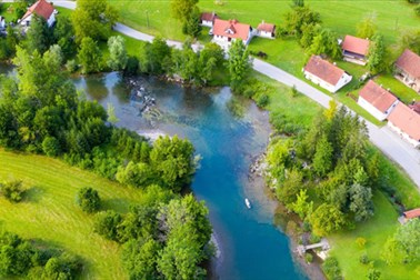 Pr' Vili Fani ob reki Kolpi s savnanjem